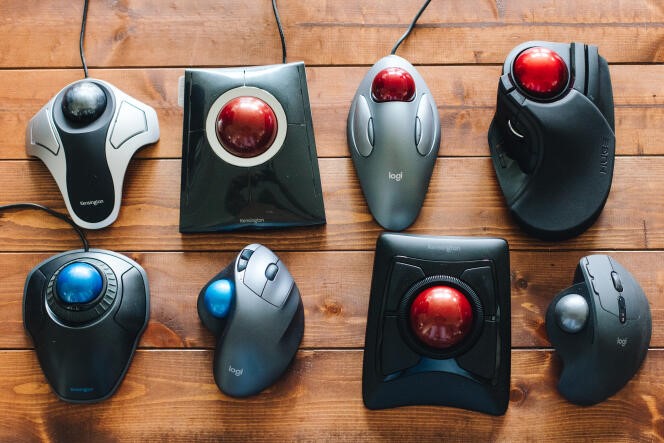 Différentes souris ergonomiques sur un bureau en bois
