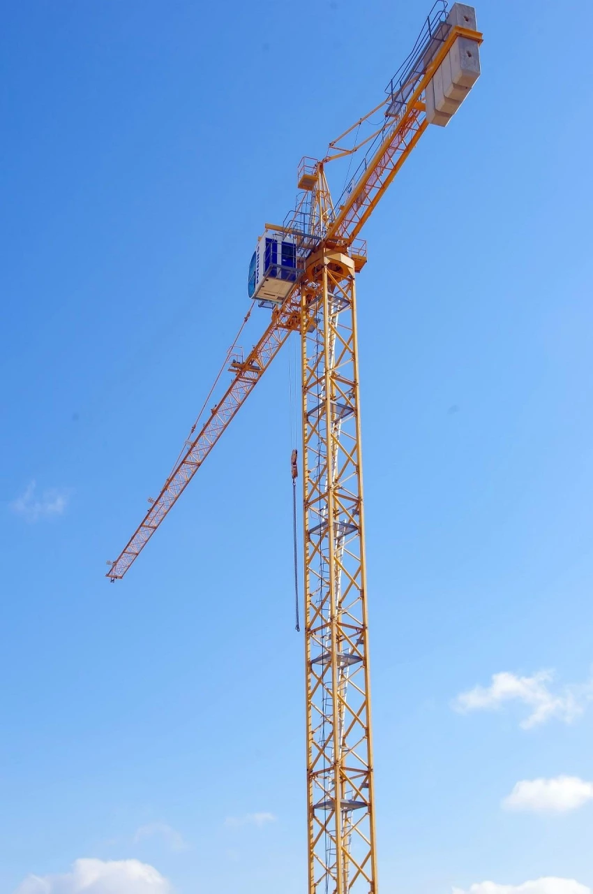 Image d'un grue avec ciel bleu en arrière plan