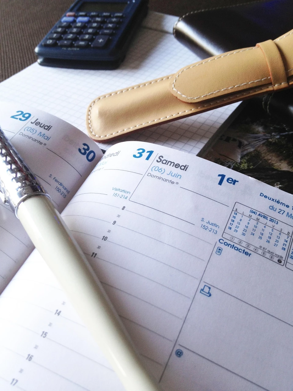 Zoom sur un agenda papier recouvert d'un stylo