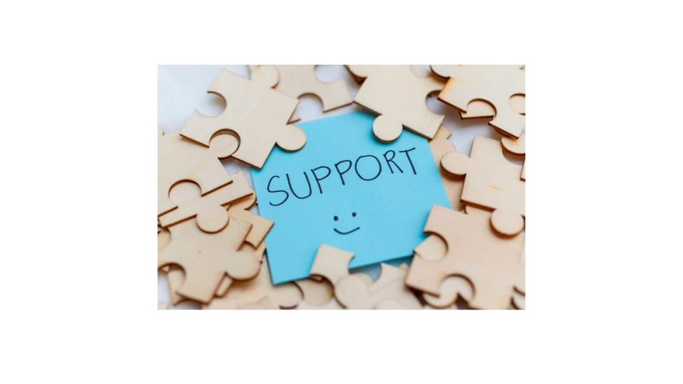 Un post bleu avec écrit 