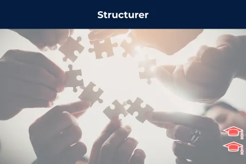 Des personnes tiennent des pièces de puzzle dans leur mains avec une vue par le bas montrant alors le ciel ensoleillé en arrière plan