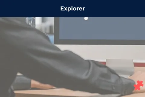 le bras d'une personne tenant une souris d'ordinateur devant un PC