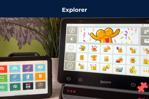 Deux tablettes de communication posée sur une table avec le logiciel Grid 3 allumé