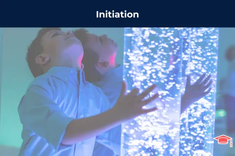 Un enfant mettant ses bras de chaque côté d'une colonne à bulles