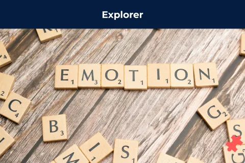 Lettre de Scrabbles écrivant émotions