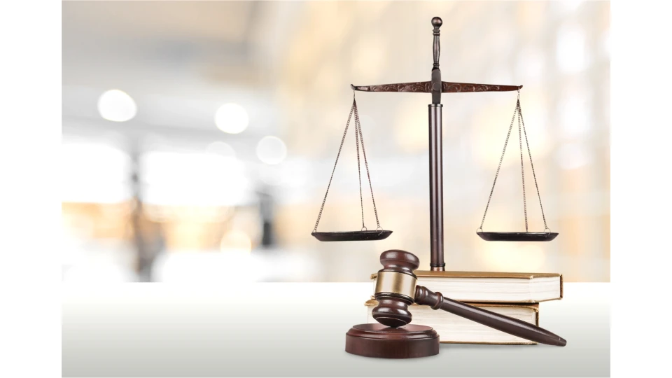 Un marteau de juge avec une balance de justice en arrière plan