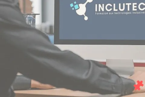 le bras d'une personne tenant une souris d'ordinateur devant un PC