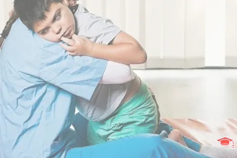 Deux personnes se prennent dans les bras