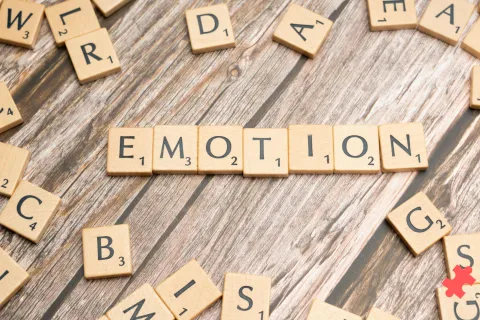 Lettre de Scrabbles écrivant émotions